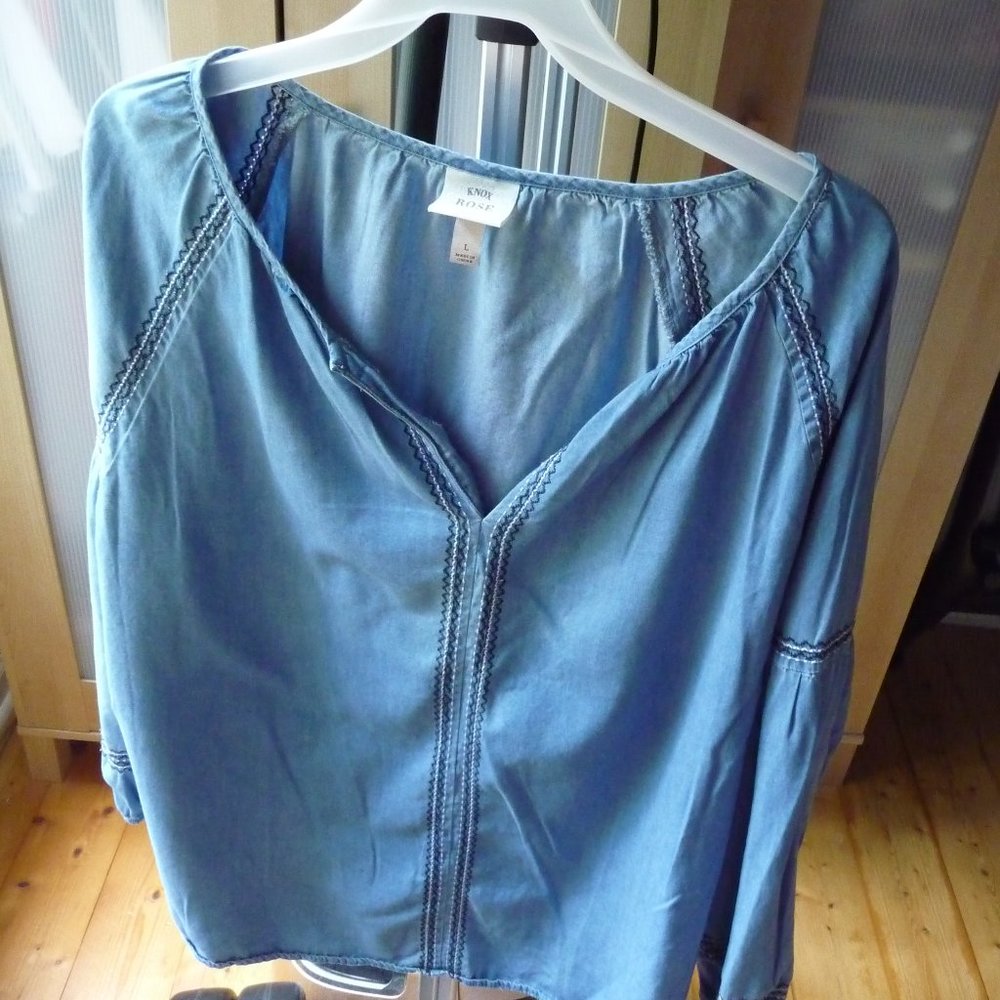 KNOX ROSE LIGHT BLUE SHAMBRAY WITH  EMBROIDERY AND BELL SLEEVE BLOUSE SIZE LARGE